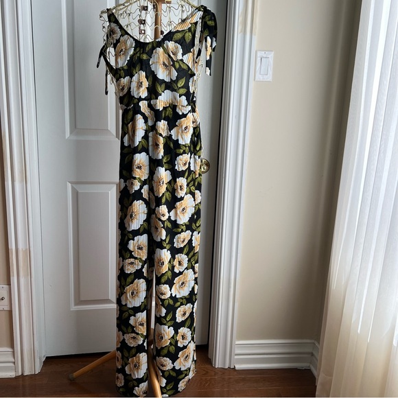 /Forever 21/ Jumpsuit wide pant open back - Picture 2 of 10